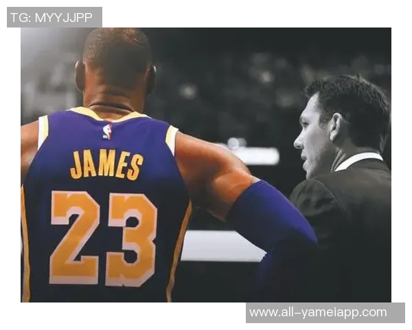 火箭客战鹈鹕登机照曝光KD羽绒服气质出众电风扇随队征战