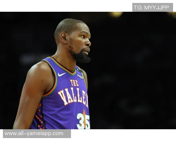 杜兰特场边轻松愉快与火箭助教艾维畅谈免战牌背后心态揭秘