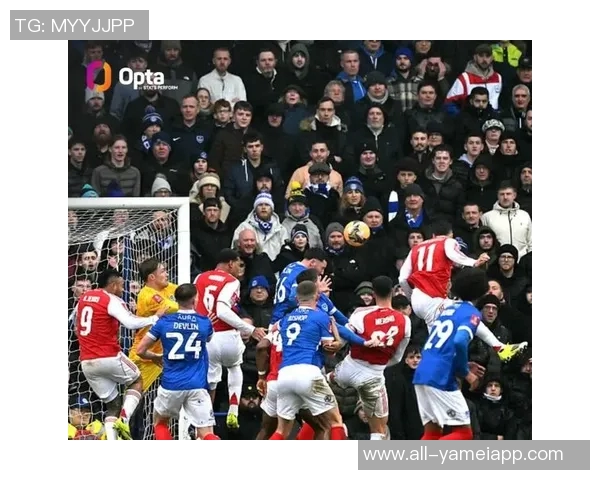 阿森纳前场定位球险情加布里埃尔头球击中横梁赖斯补射被挡