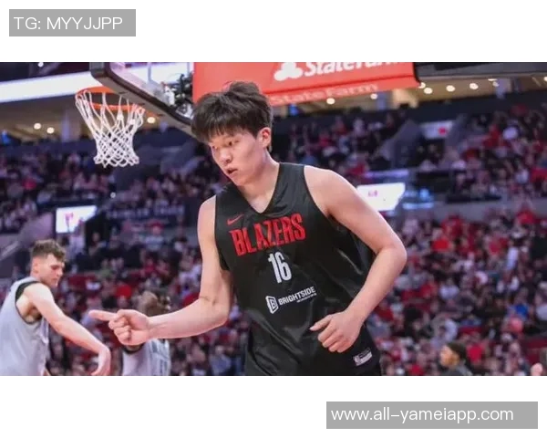 杨瀚森在开拓者G联盟中不断挑战体能锻炼适应能力提升个人竞技水平